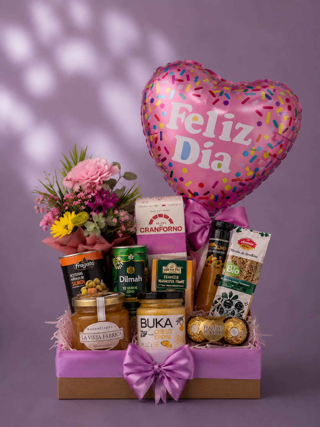 Box Deluxe con globo "Feliz Día", flores frescas, chocolates y productos gourmet.