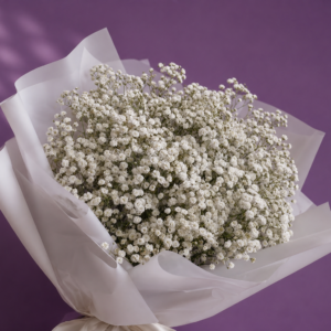 Ramo de gipsofila blanca (velo de novia) envuelto en papel blanco con presentación elegante.
