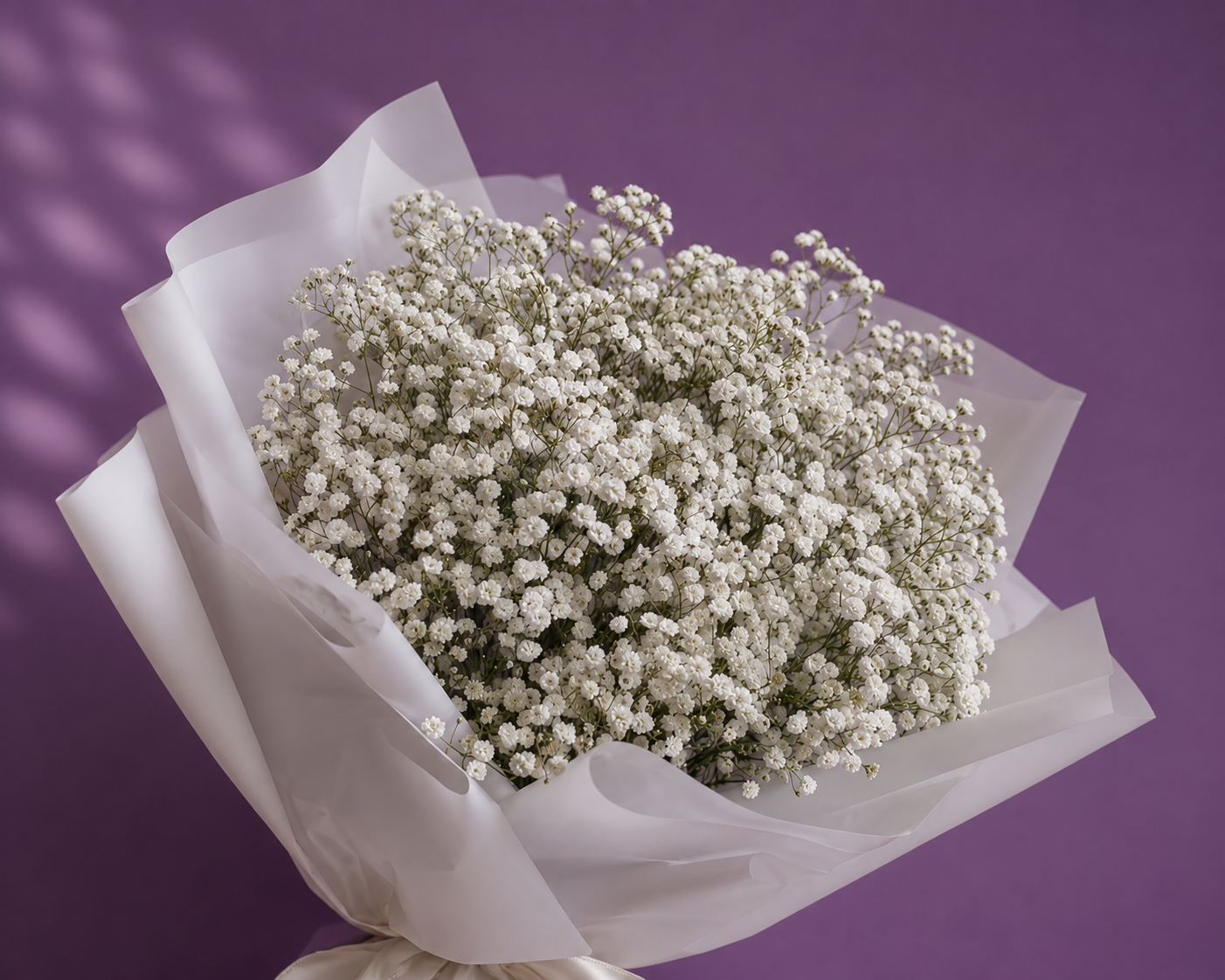 Ramo de gipsofila blanca (velo de novia) envuelto en papel blanco con presentación elegante.
