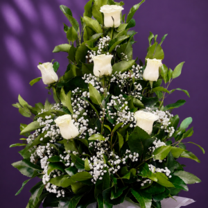 Pie de urna con 9 rosas blancas, follaje verde y gipsofila en un elegante arreglo floral.