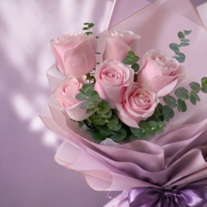 Ramo Dalila con rosas rosadas y flores de temporada.