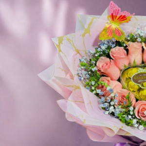 Ramo Dulce Encanto con rosas rosadas y flores de temporada.