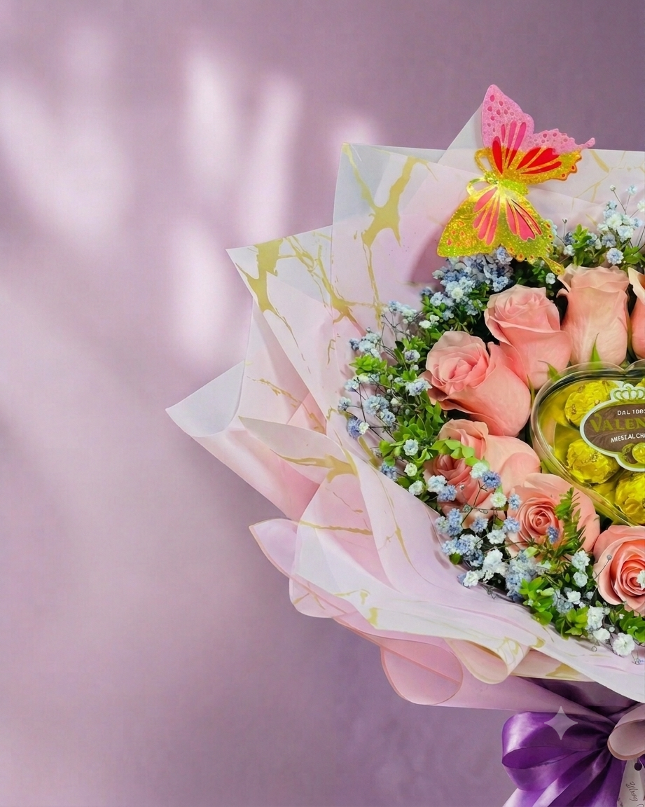 Ramo Dulce Encanto con rosas rosadas y flores de temporada.