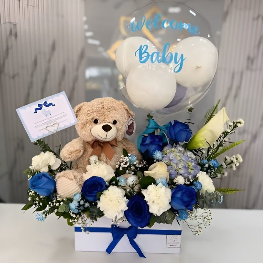 Arreglo floral para nacimiento con rosas azules y blancas, peluche y globo decorativo "Welcome Baby".