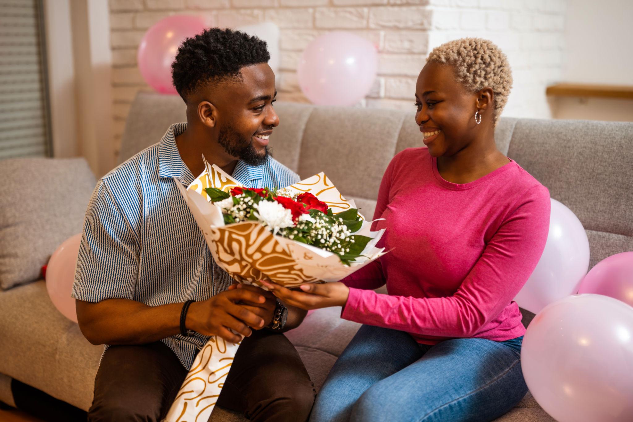 Pareja sosteniendo un ramo de flores.